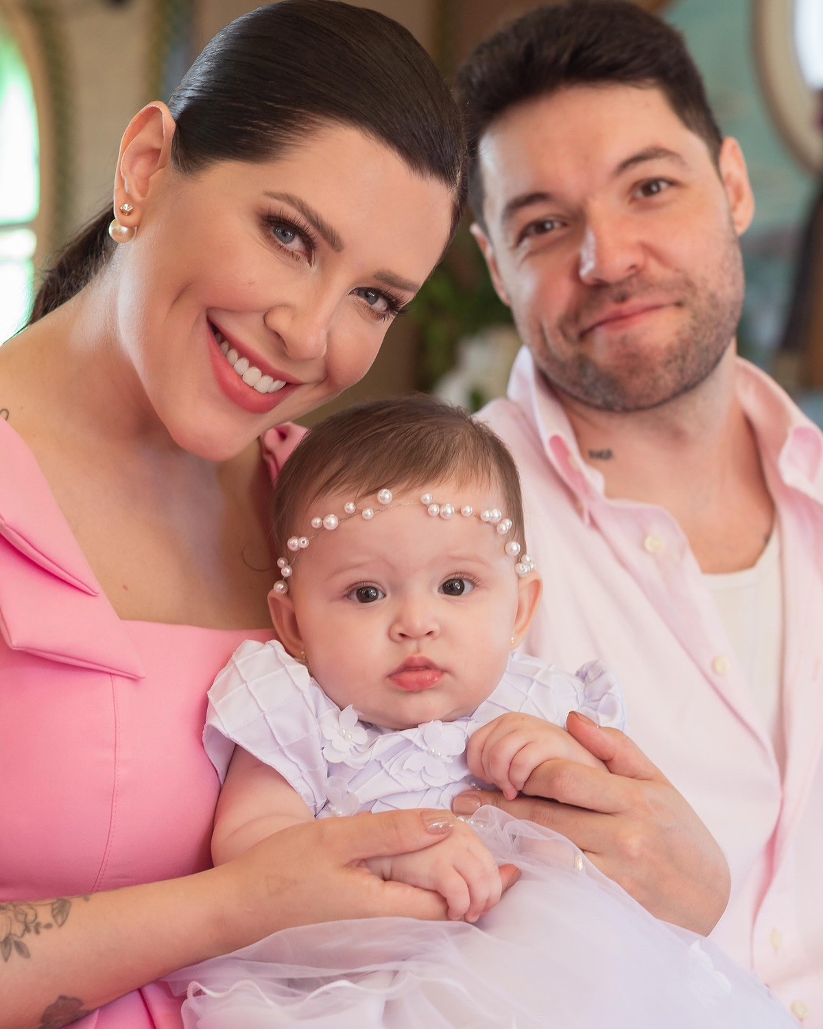 Ex-BBBs Andressa e Nasser abrem álbum de fotos do batizado da filha, Sarah