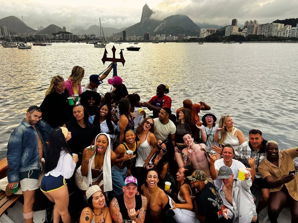 Funcionária revela bastidores de passeio de barco feito por dançarinos de Lady Gaga no Rio — Foto: Arquivo pessoal