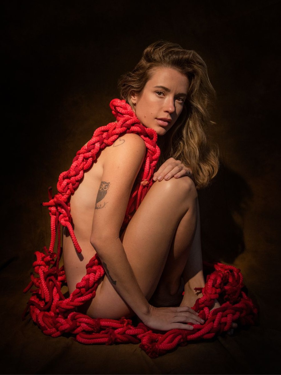 Juliana Didone faz ensaio nua, enrolada em cordão umbilical de tecido, para  divulgar peça | Cultura Pop | gshow