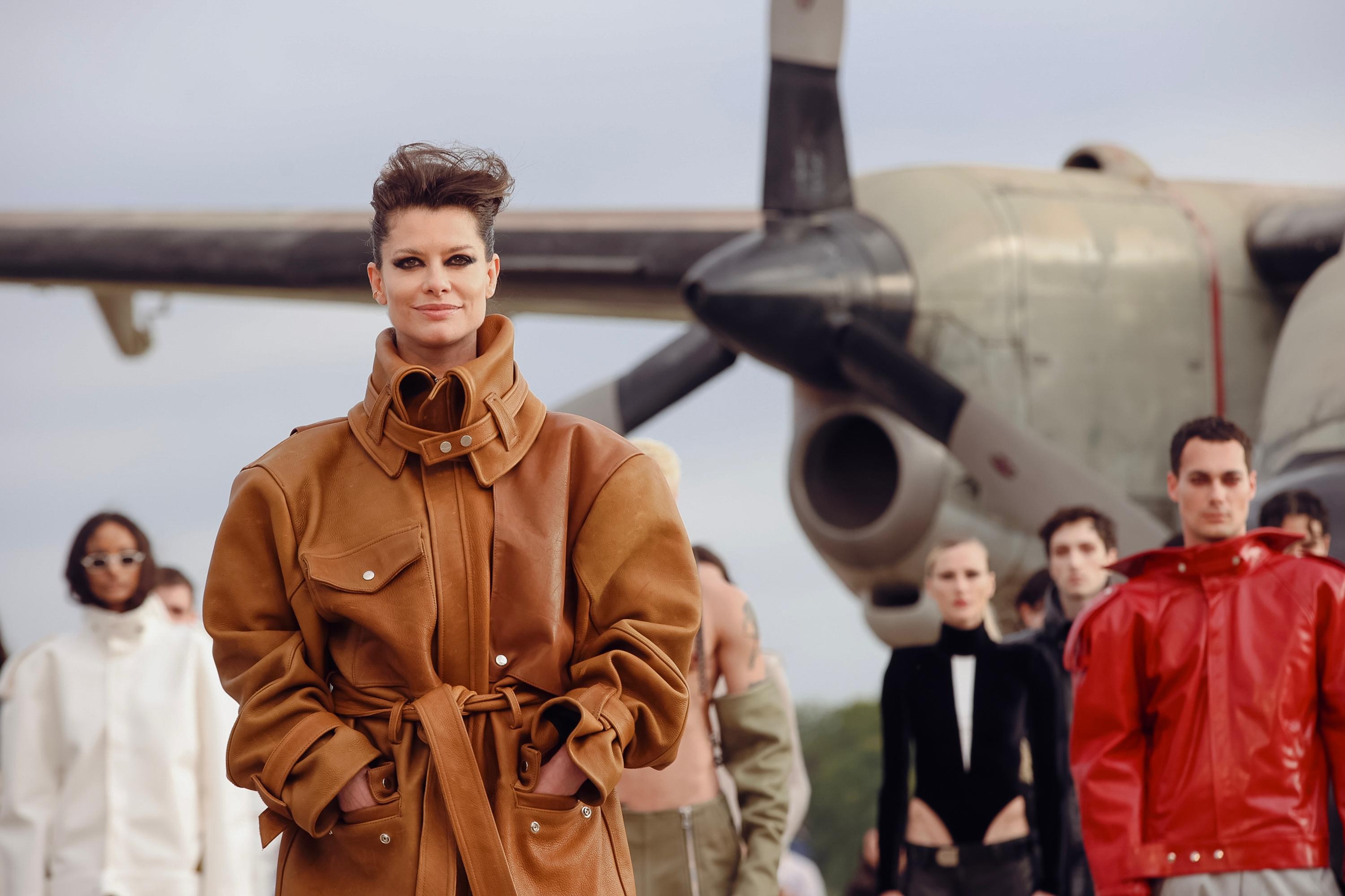 SPFW N60: Forca transforma aeródromo em passarela com desfile ‘radical-chique’