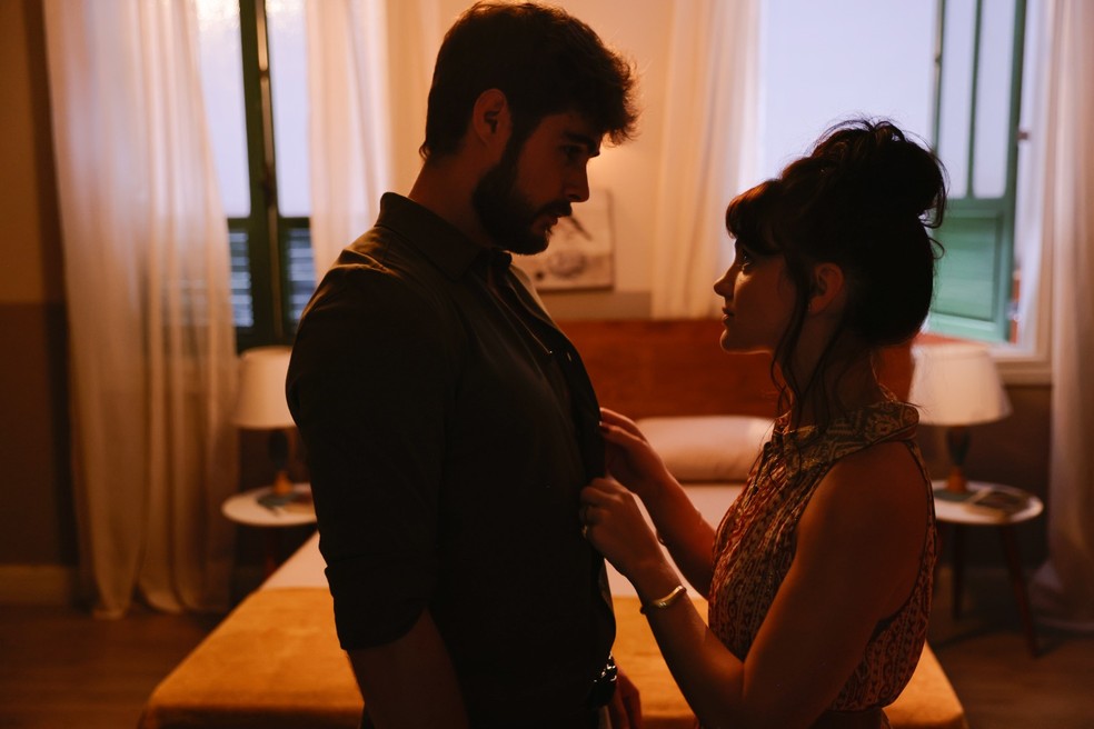 Petra (Debora Ozório) tem noite de amor com Hélio (Rafael Vitti) em Terra e Paixão — Foto: Divulgação/Victor Pollak