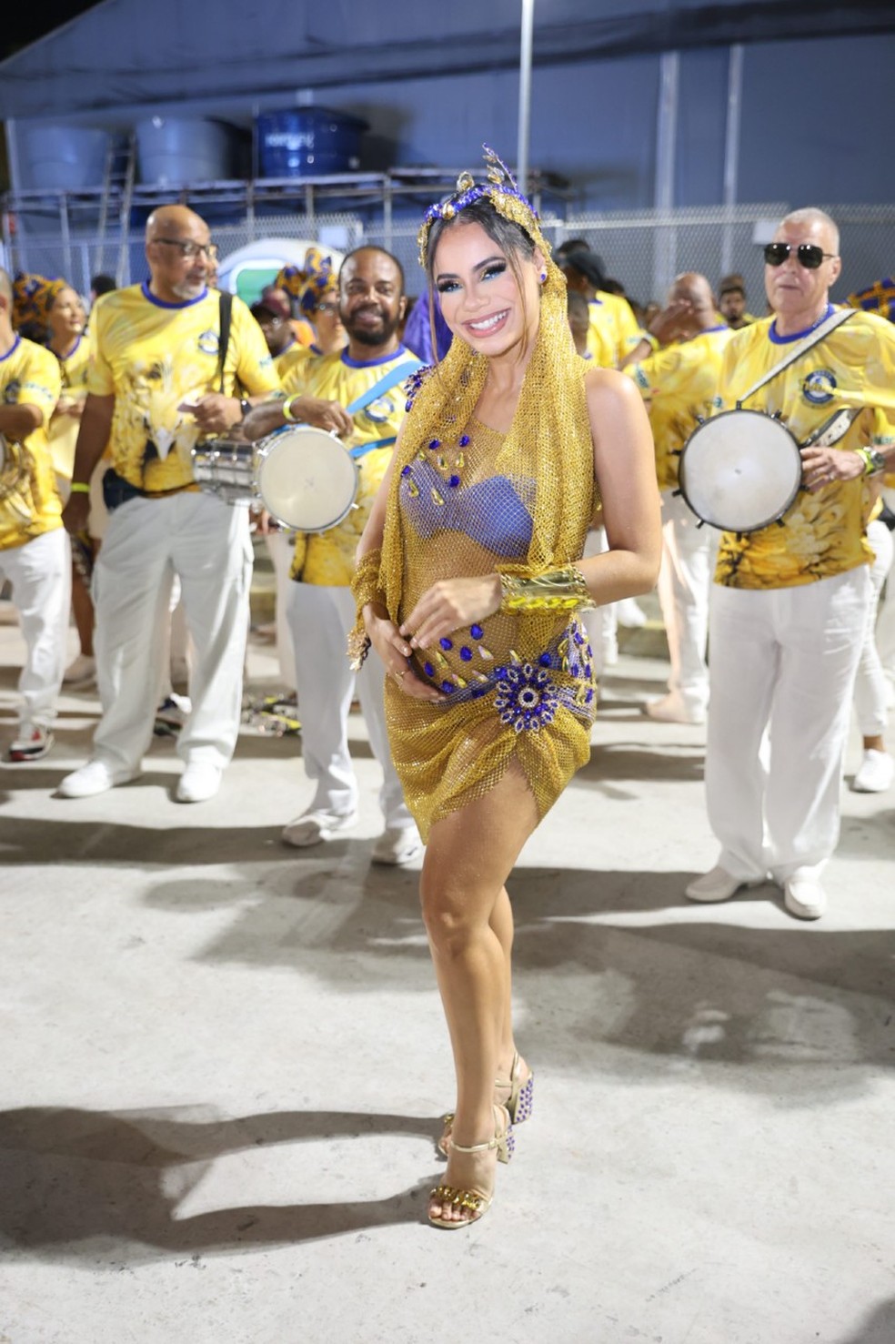 Lexa exibe barrigão no mini desfile da Unidos da Tijuca — Foto: Brazil News