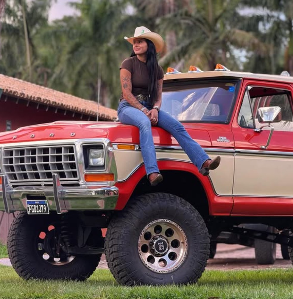 Ana Castela posa em caminhonete considerada raridade — Foto: Reprodução/Instagram