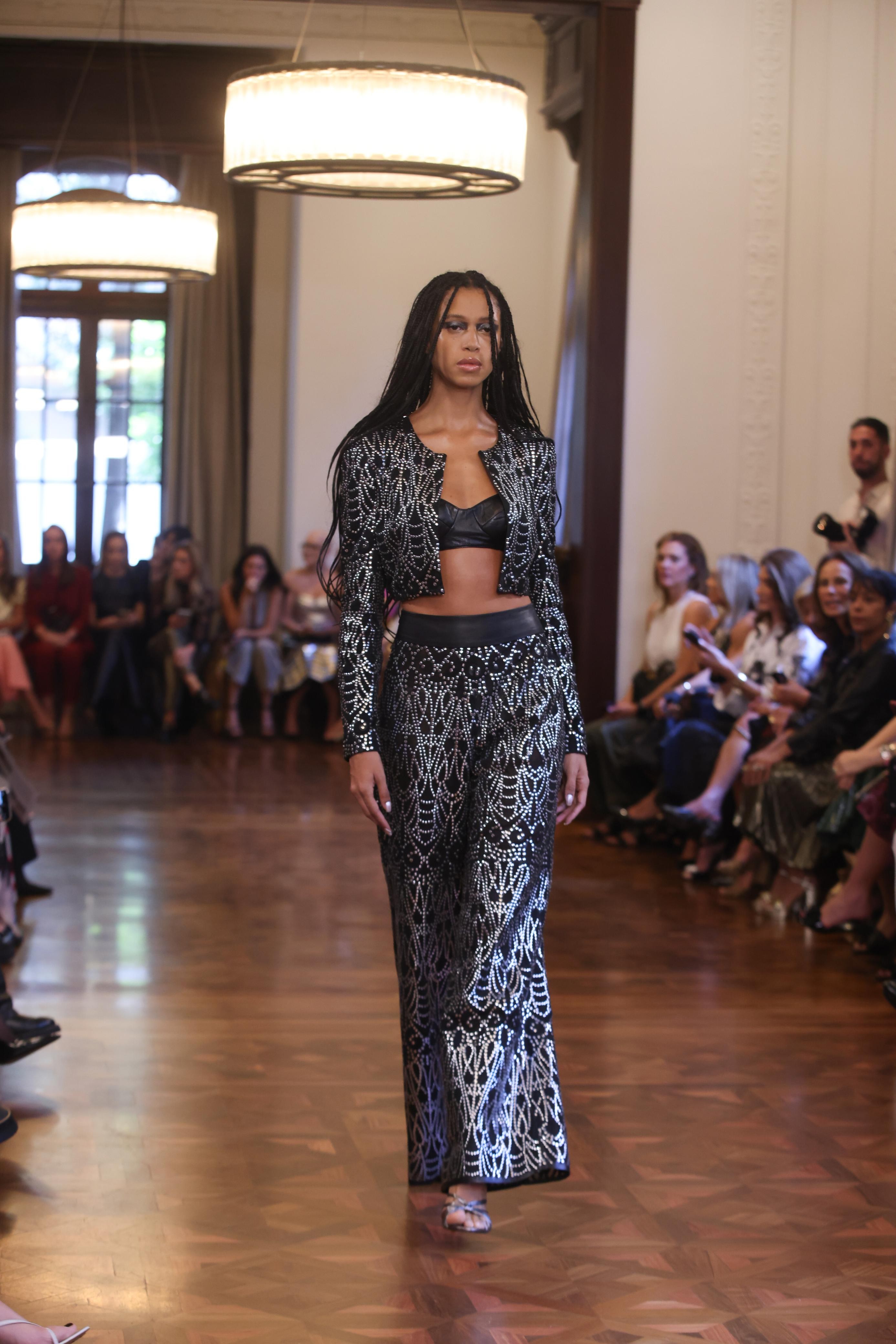 SPFW N59: Patrícia Viera emociona com seu trabalho manual e itens clássicos em penúltimo desfile da edição