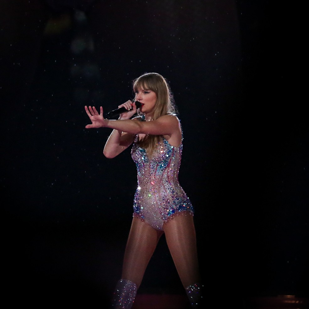 Taylor Swift sobe ao palco após adiamento de show no estádio do Engenhão — Foto: AgNews