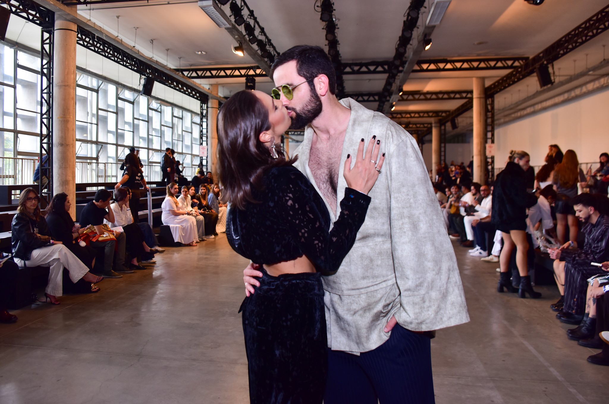 Matteus Amaral, do BBB 24, troca beijos com a namorada no SPFW