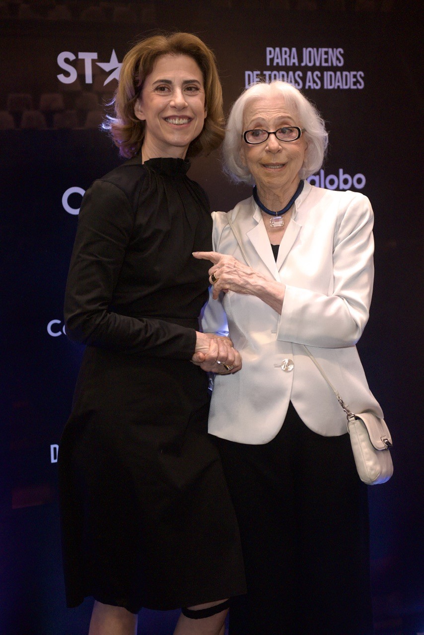Fernanda Torres prestigia Fernanda Montenegro e Cláudio Torres em pré-estreia de 'Velhos Bandidos'