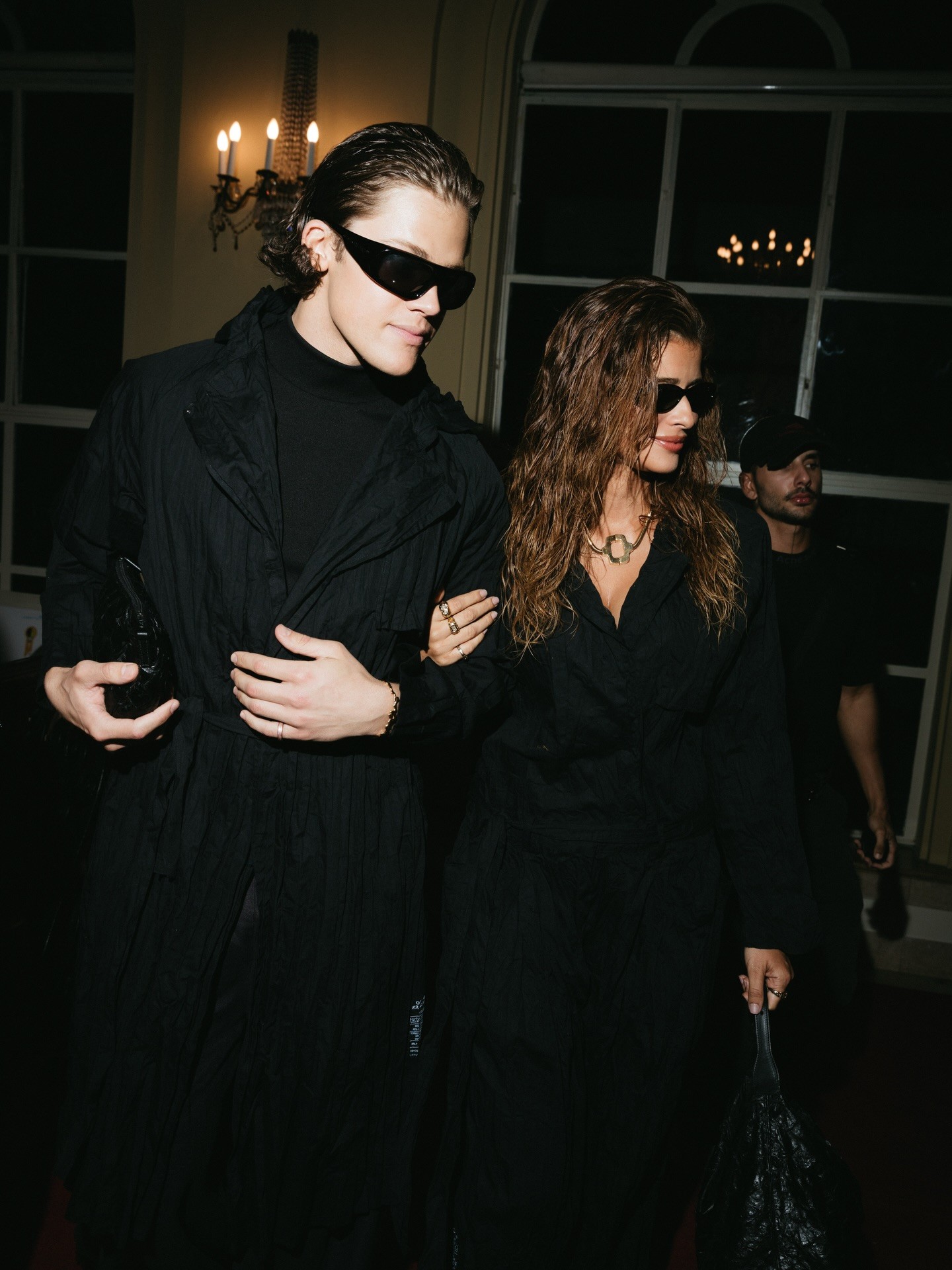 Em clima de romance, Lucas Pinheiro abre álbum de fotos com Isadora Cruz na Rio Fashion Week