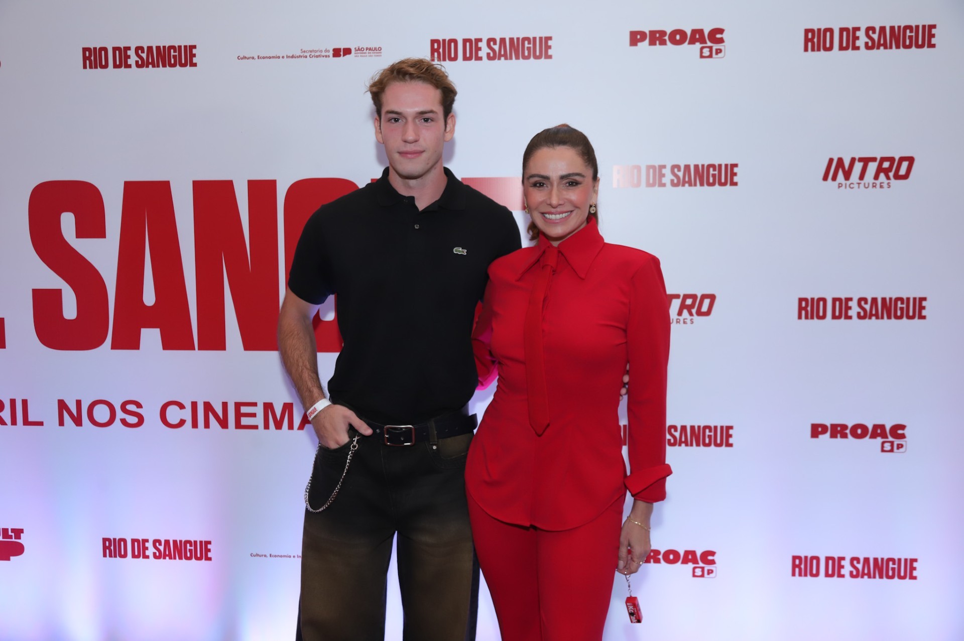 Pietro Antonelli prestigia a mãe, Giovanna Antonelli, em pré-estreia de filme