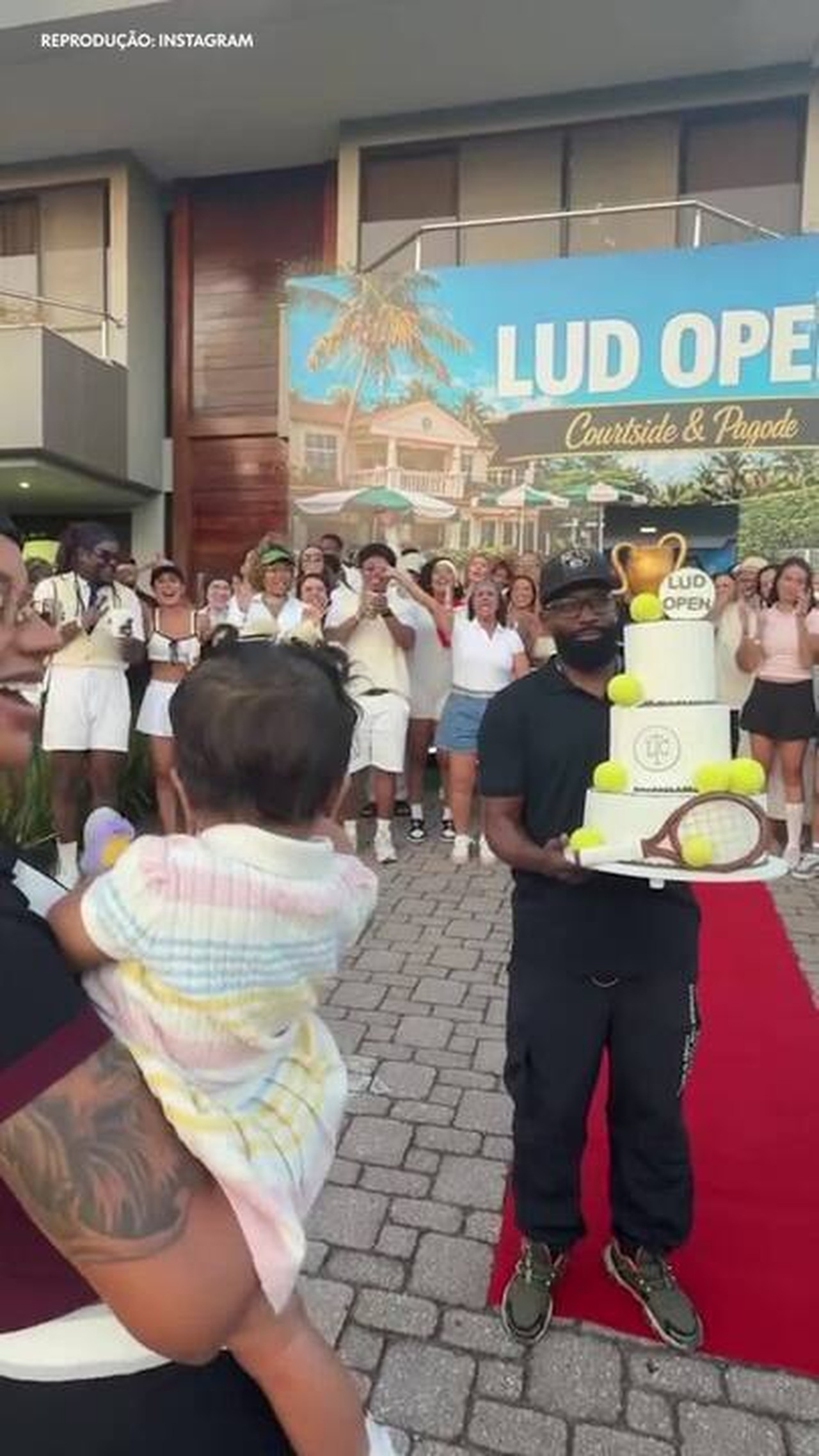 Brunna Gonçalves mostra detalhes do aniversário de Ludmilla, com direito a parabéns e Zuri no colo