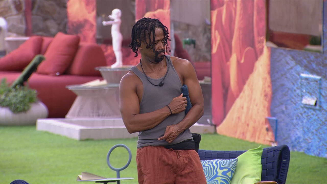 Leandro Boneco renova visual no BBB 26 e ganha elogio de sister: 'Ficou joia'