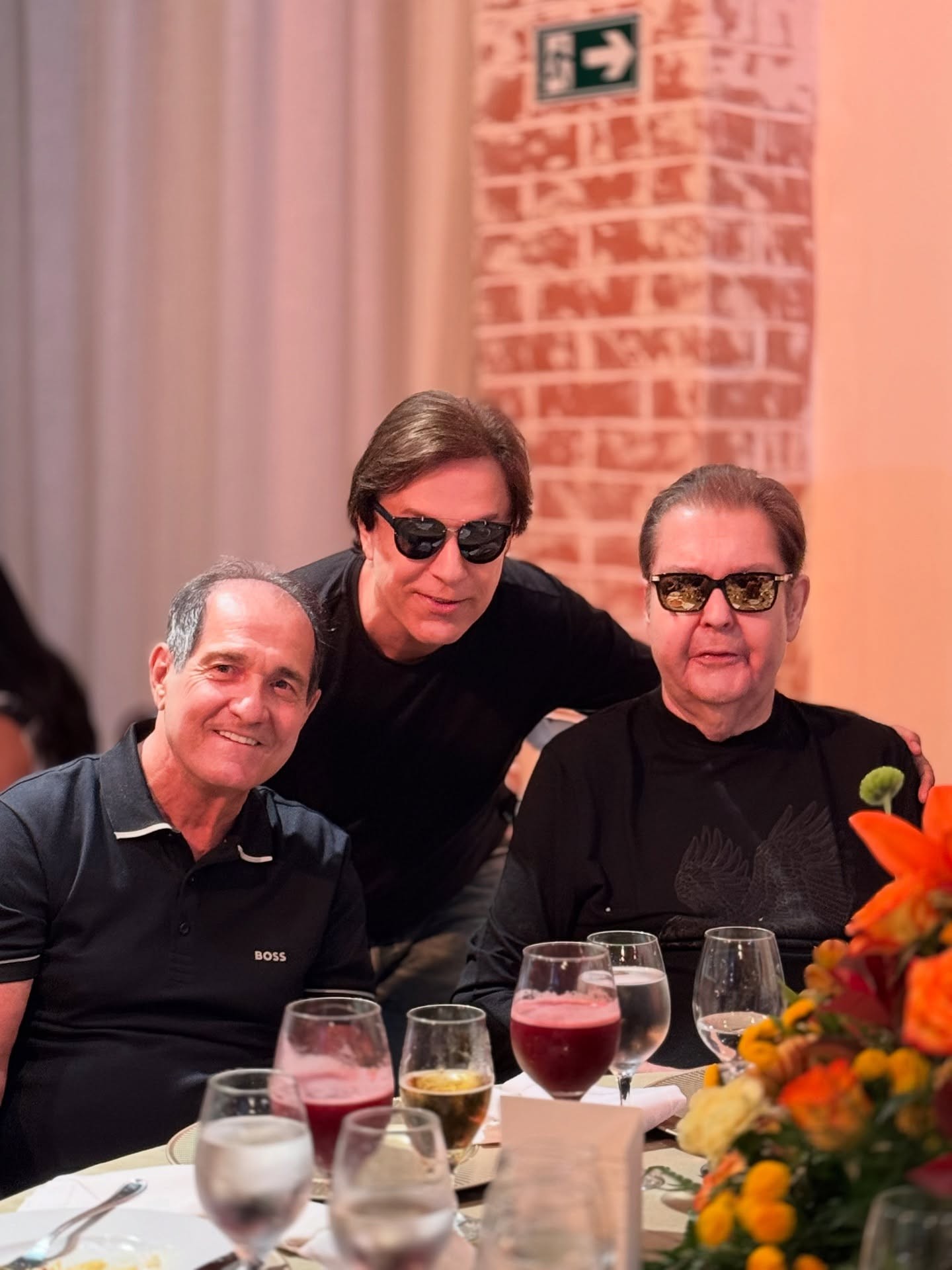 Tom Cavalcante compatilha clique com Faustão e Neymar em aniversário de Muricy Ramalho