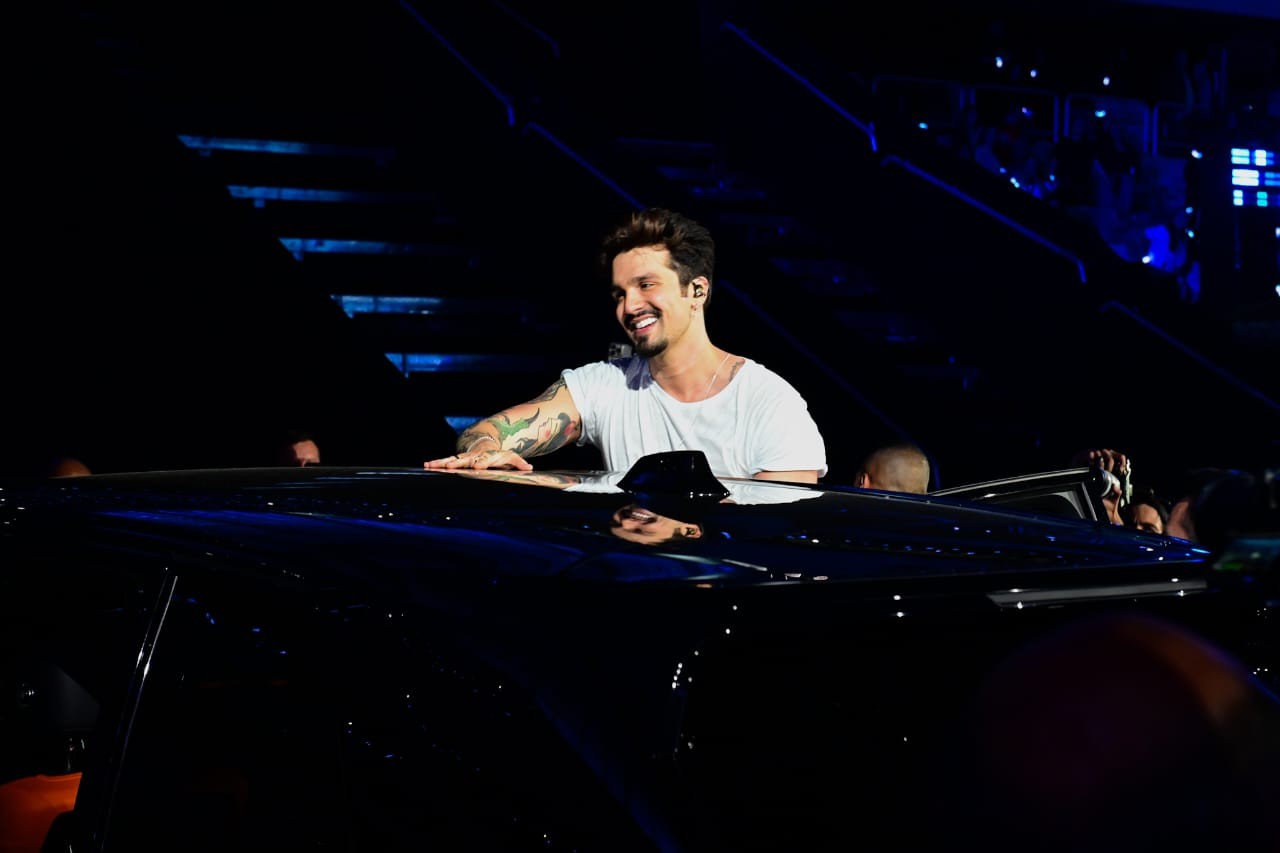 Luan Santana usa SUV mais caro do mundo durante show; valor do carro ultrapassa R$ 7 milhões
