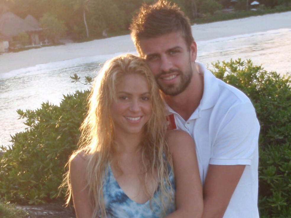Shakira e Gerard Piqué em primeiro registro publicado nas redes sociais — Foto: Reprodução/Twitter