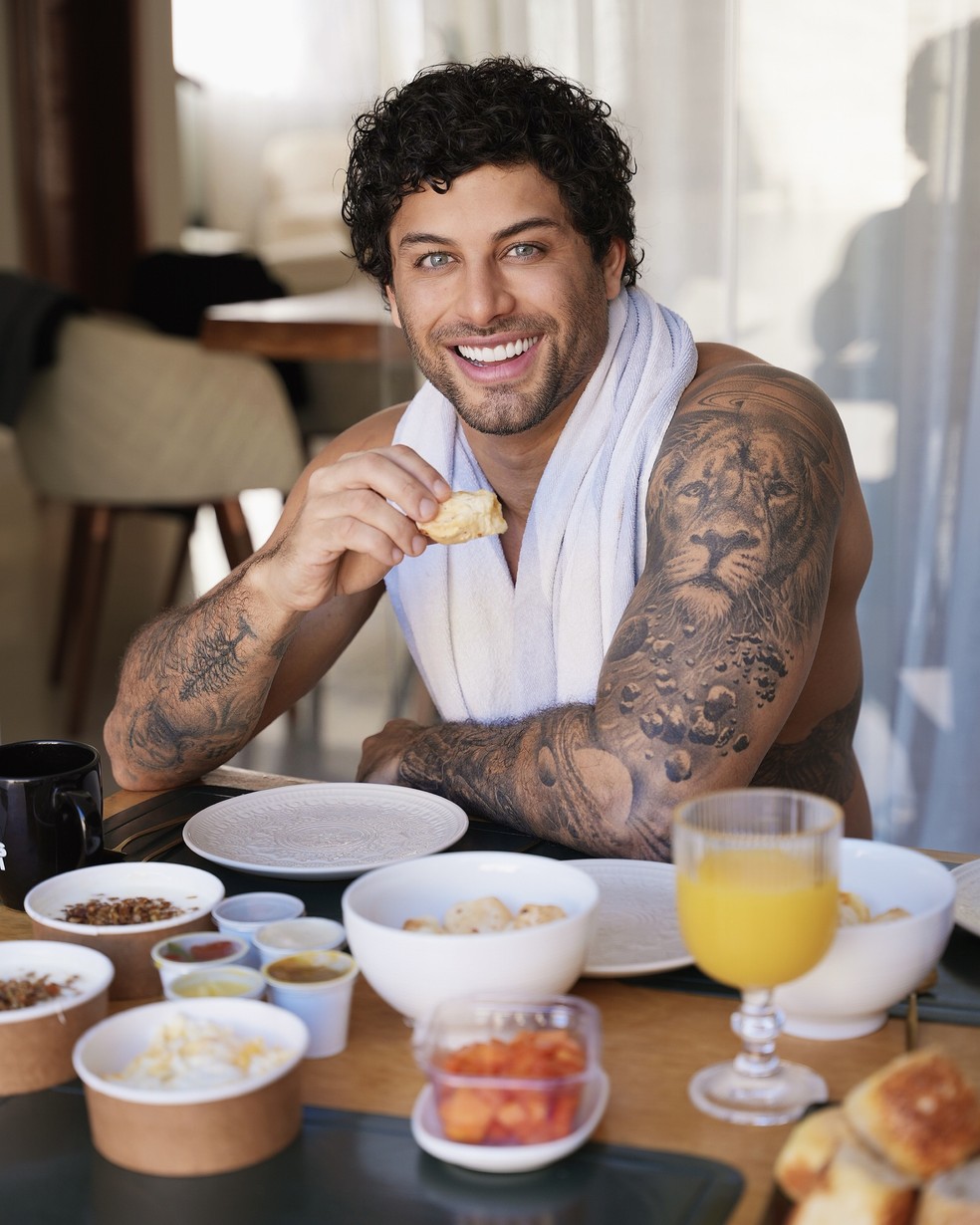 Jesus Luz procurou ajuda com um nutriconista que o orientou a regular a alimentação — Foto: Divulgação/@felicostta