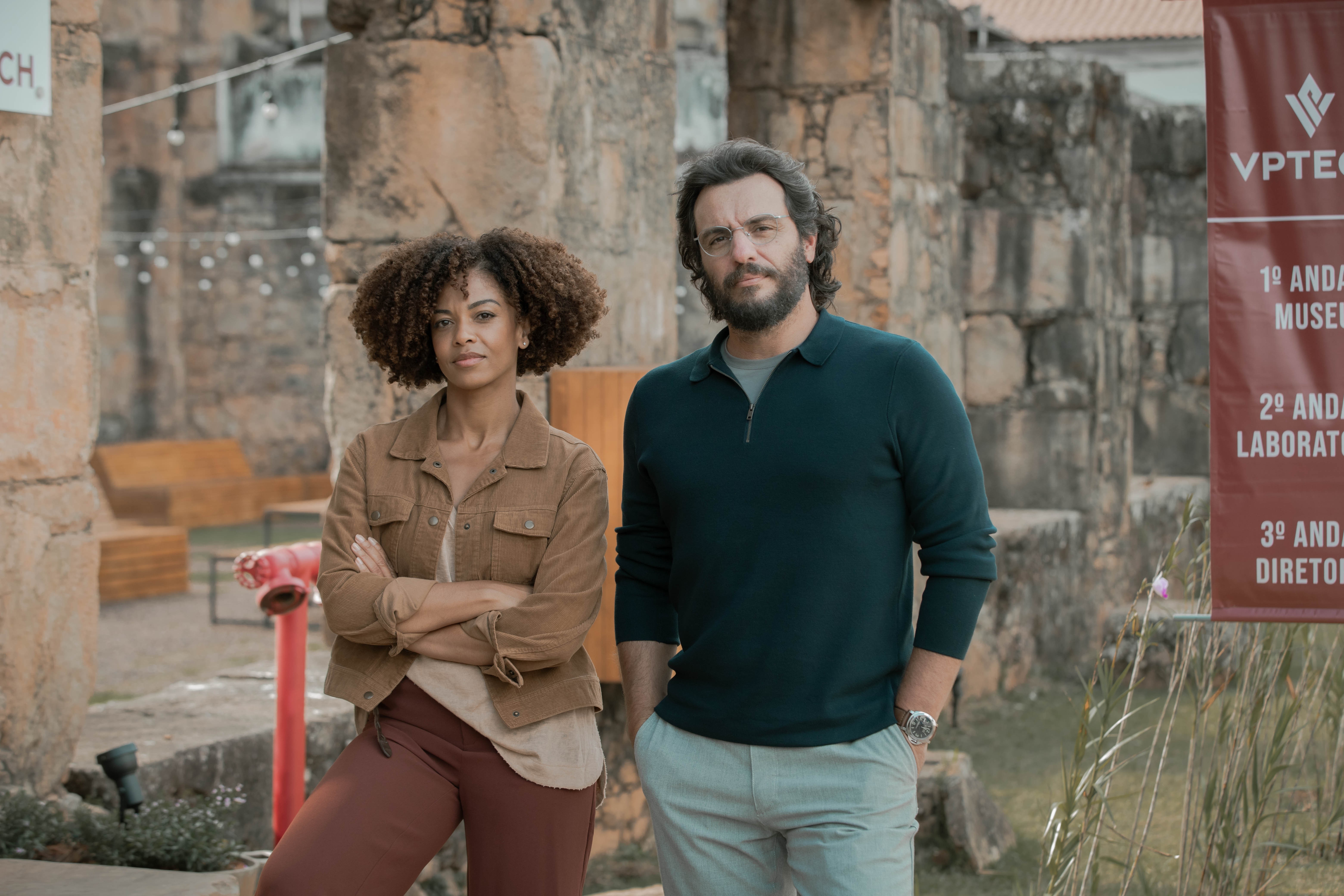 Rodrigo Lombardi e Heloísa Jorge vivem cientistas de experimento secreto em Vermelho Sangue: 'Relação que muitos verão como interesseira'