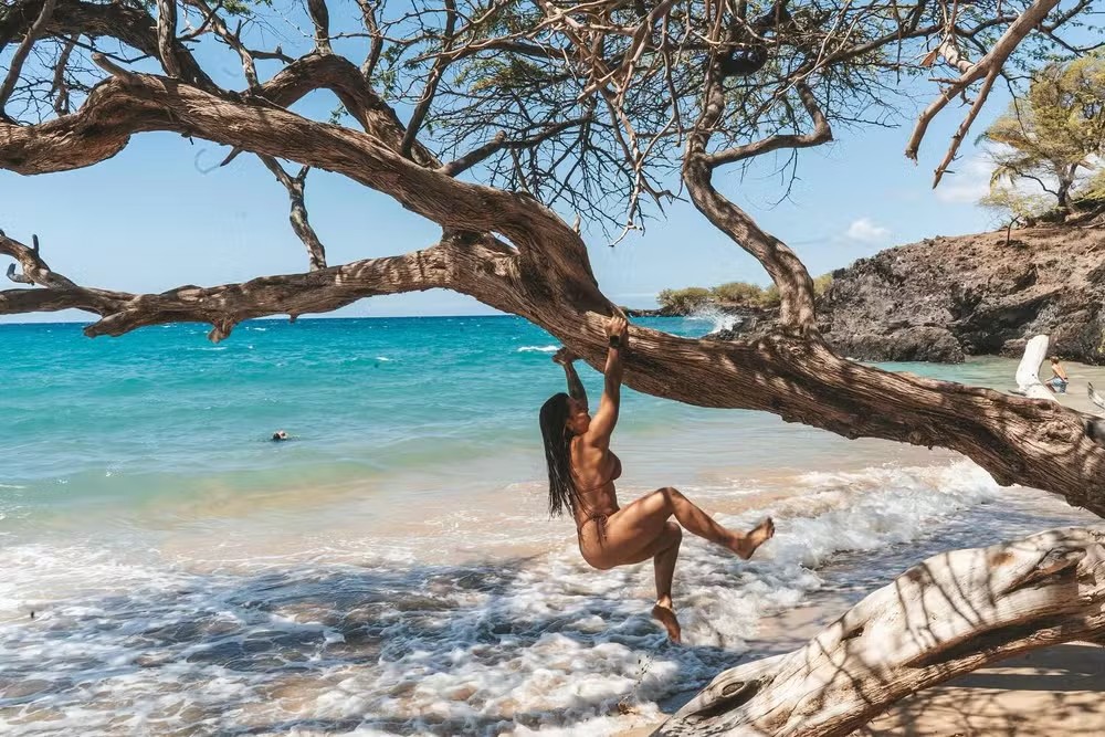 Lauana Prado compartilha clique romântico com Tati Dias