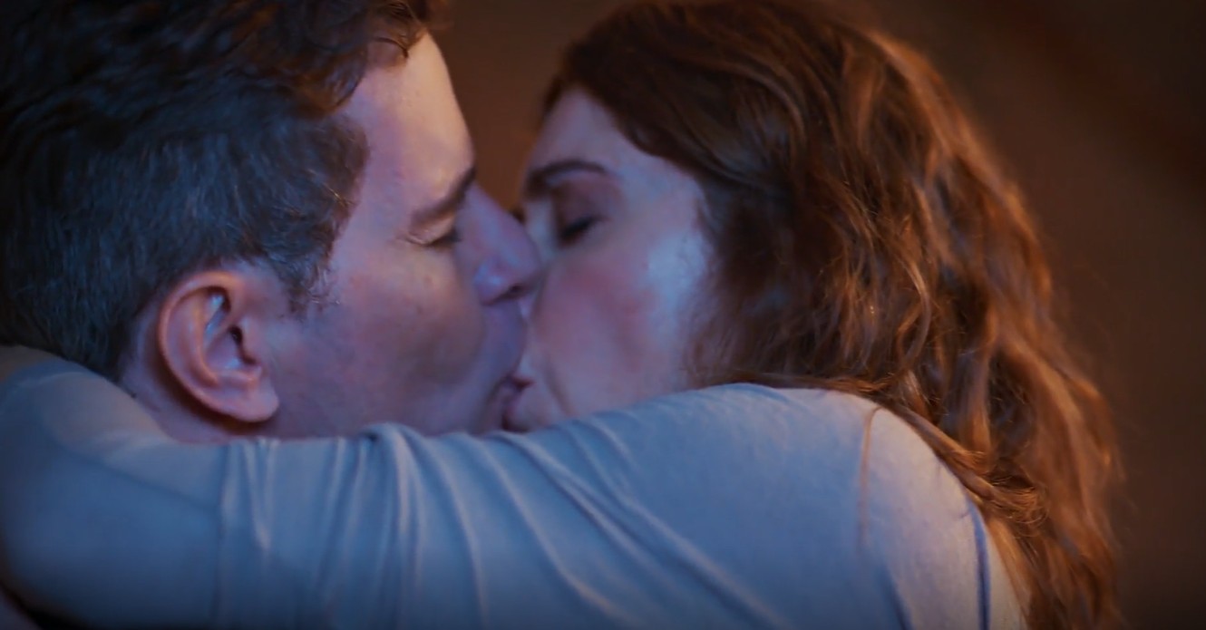 Spoiler de Coração Acelerado: Alaorzinho e Janete trocam beijão apaixonado