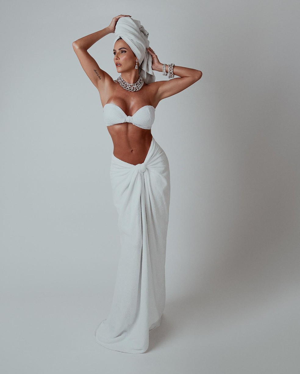 Deborah Secco usa look de toalha para Prêmio Multishow 2023 — Foto: Instagram