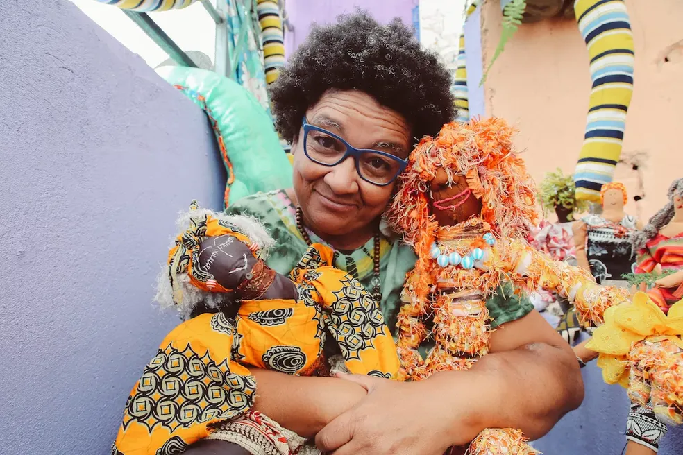 Emicida emociona com relato sobre a mãe: 'Não podia comer na mesma mesa que  as pessoas'