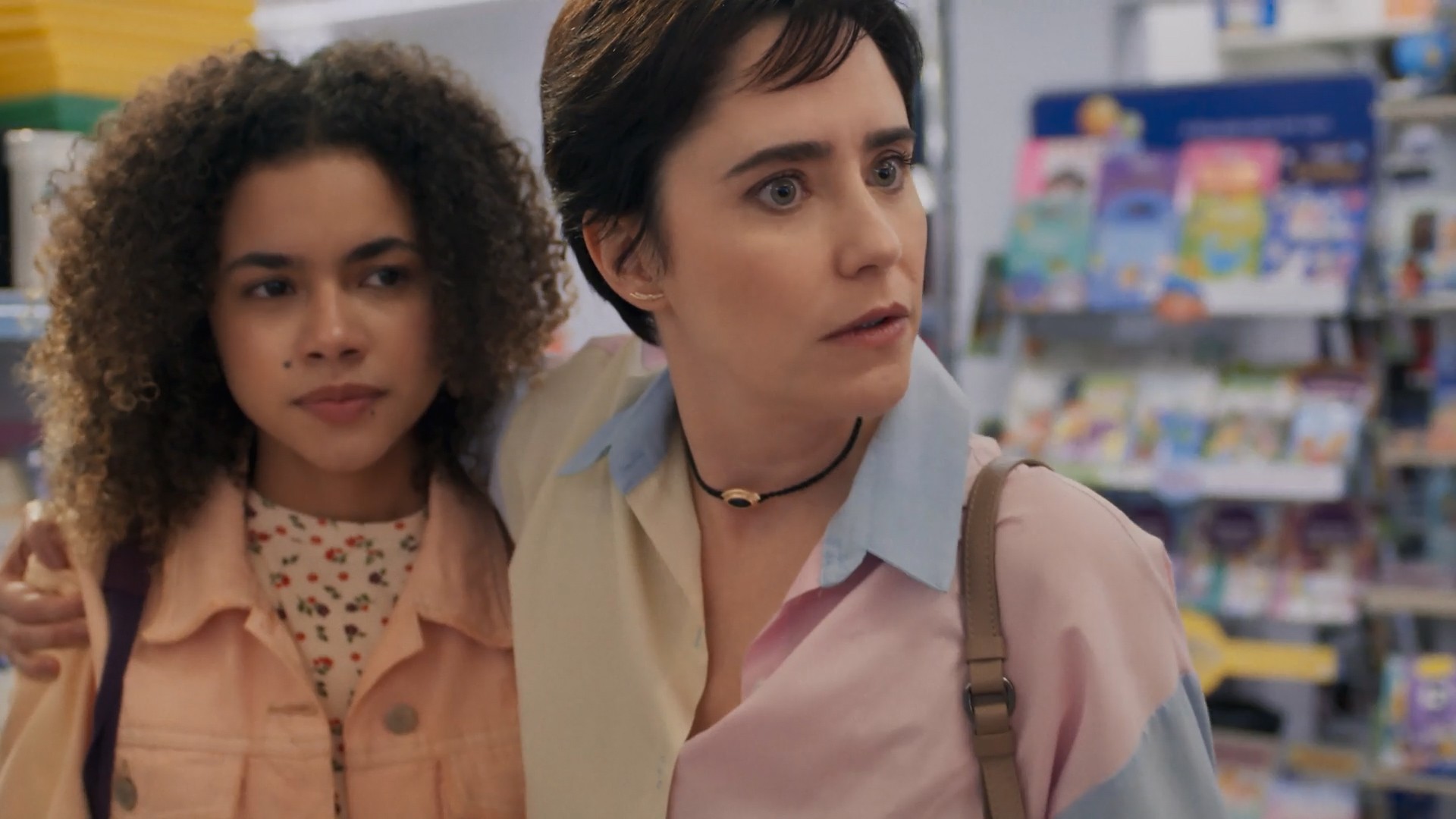 Três Graças: Joelly é atacada por colegas da escola e salva por Samira