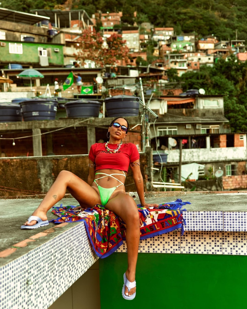 Anitta abre álbum de fotos em comunidade com biquíni ultracavado — Foto: Instagram