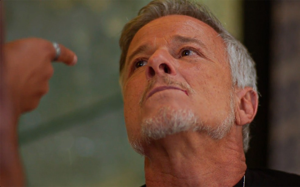 Jaques não reage a soco de Samuel em Dona de Mim — Foto: Globo