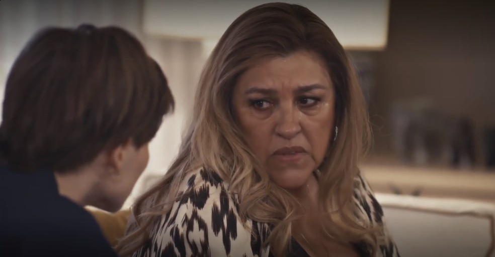 Em Todas as Flores, Zoé fala para Vanessa sobre o segredo de Maíra — Foto: Globo