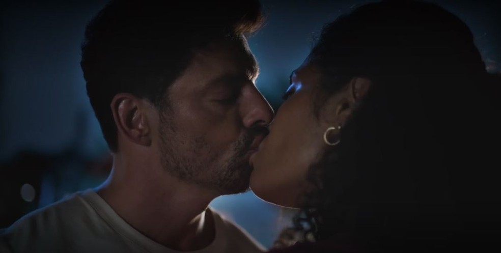 Caio (Cauã Reymond) e Aline (Barbara Reis) se beijam — Foto: Globo