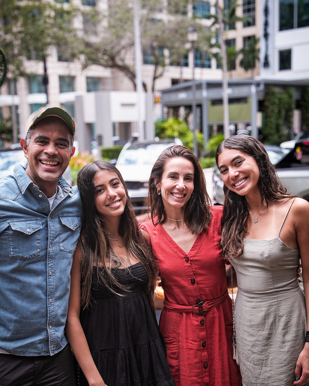Jair Oliveira e Tania Khalil com as filhas — Foto: Reprodução/Instagram