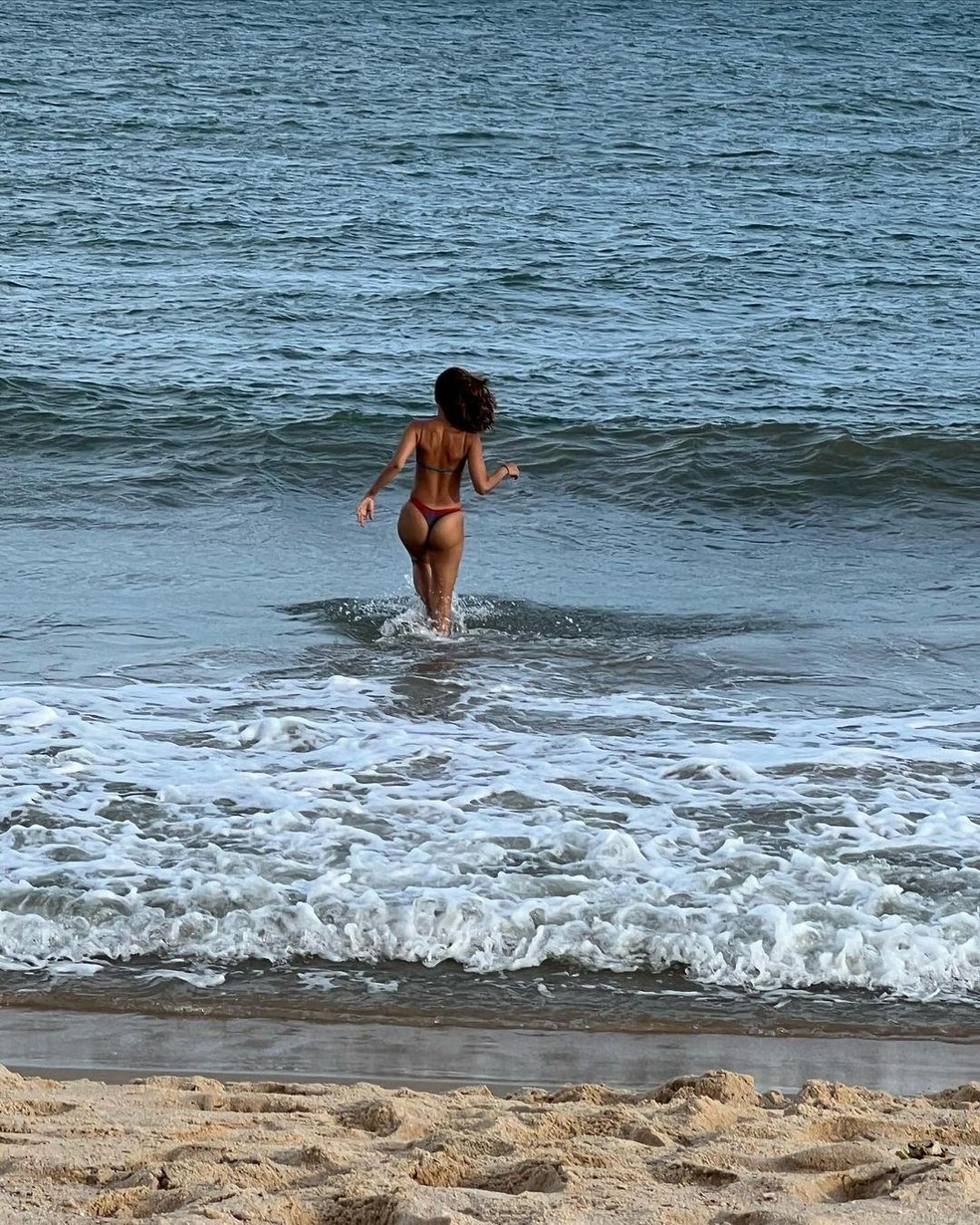 Camila Pitanga posa de biquíni na praia — Foto: Reprodução/Instagram