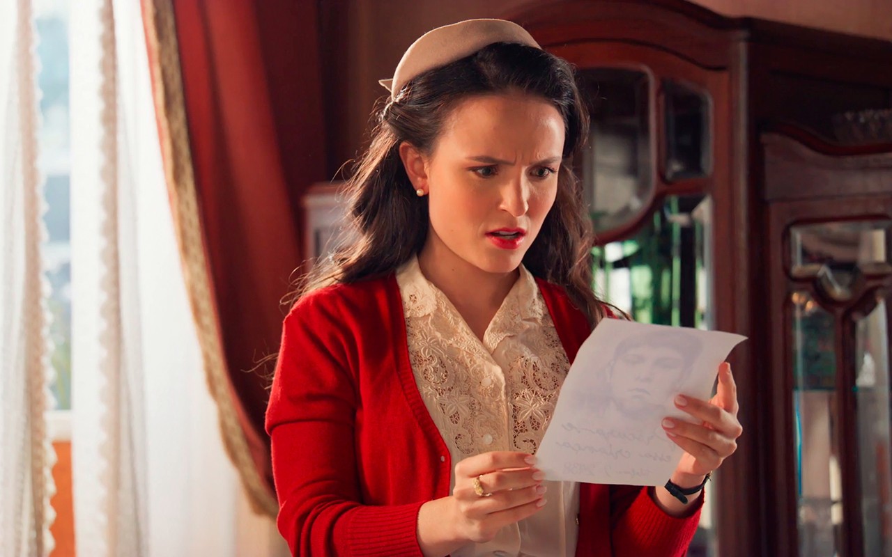 Em Êta Mundo Melhor!, Estela encontra certidão de nascimento de Anabela: 'É minha filha?'