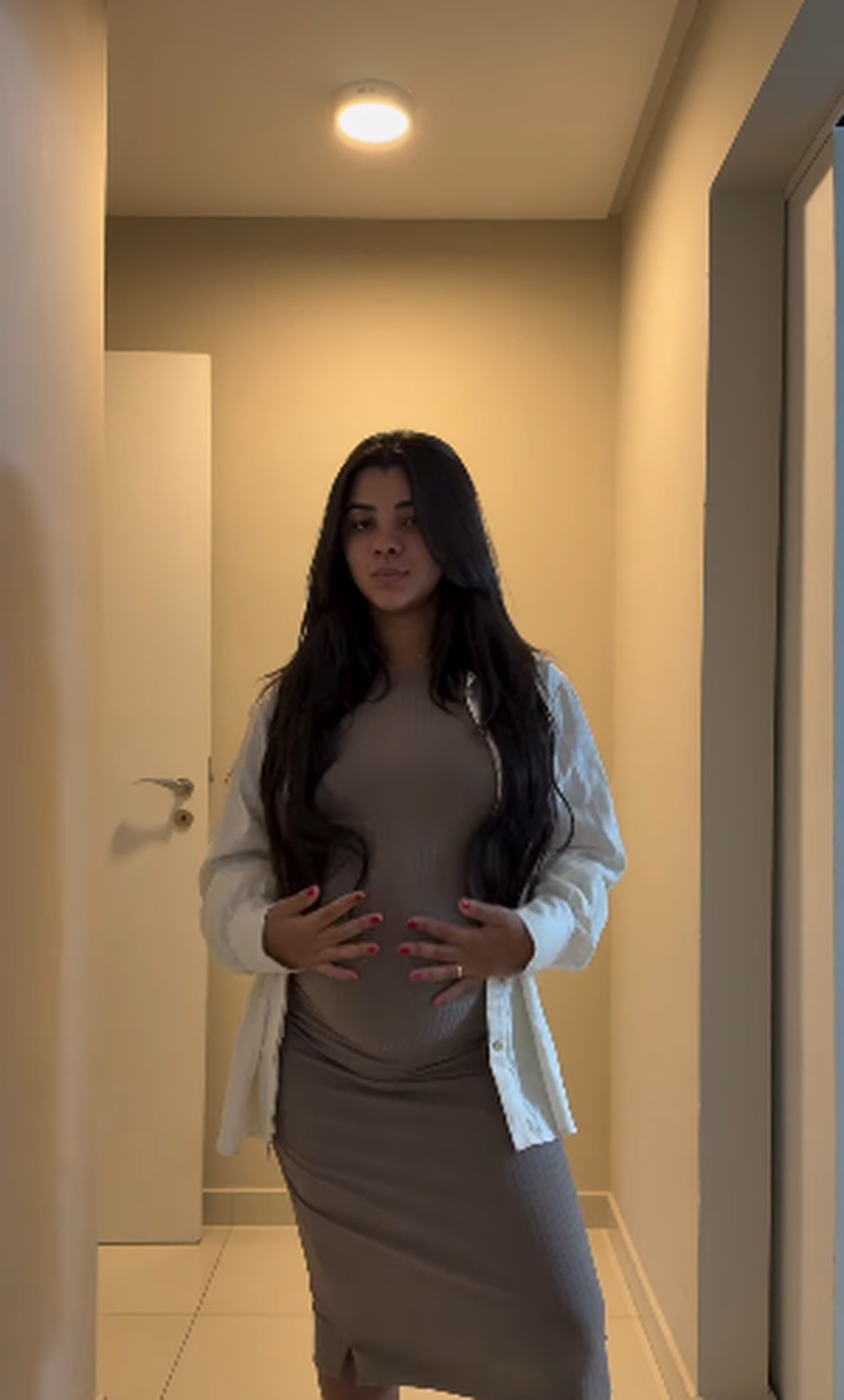 Ary Mirelle renova o guarda-roupa e prova looks de grávida