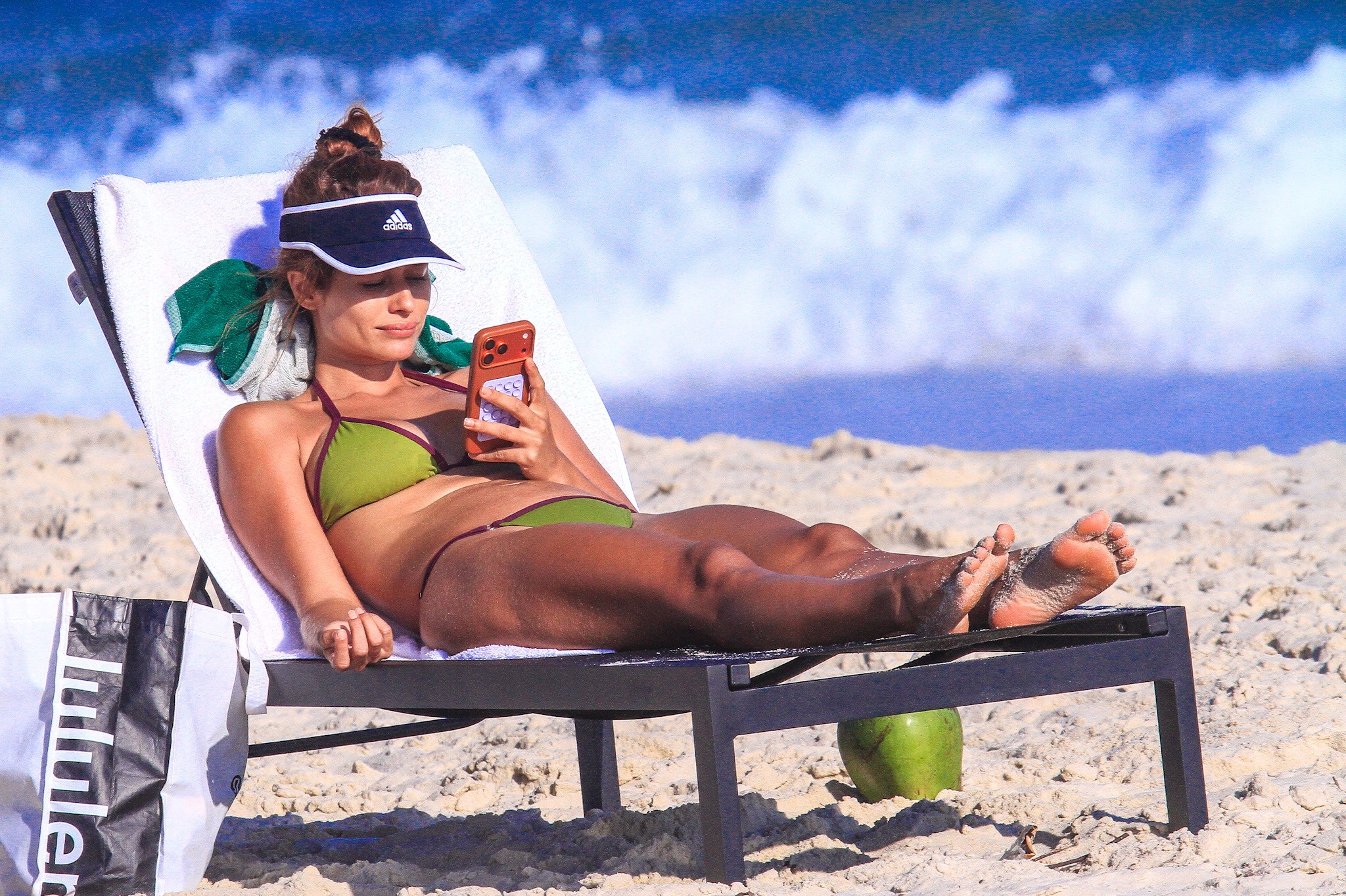 Isadora Cruz não deixa o celular enquanto curte dia de praia no Rio