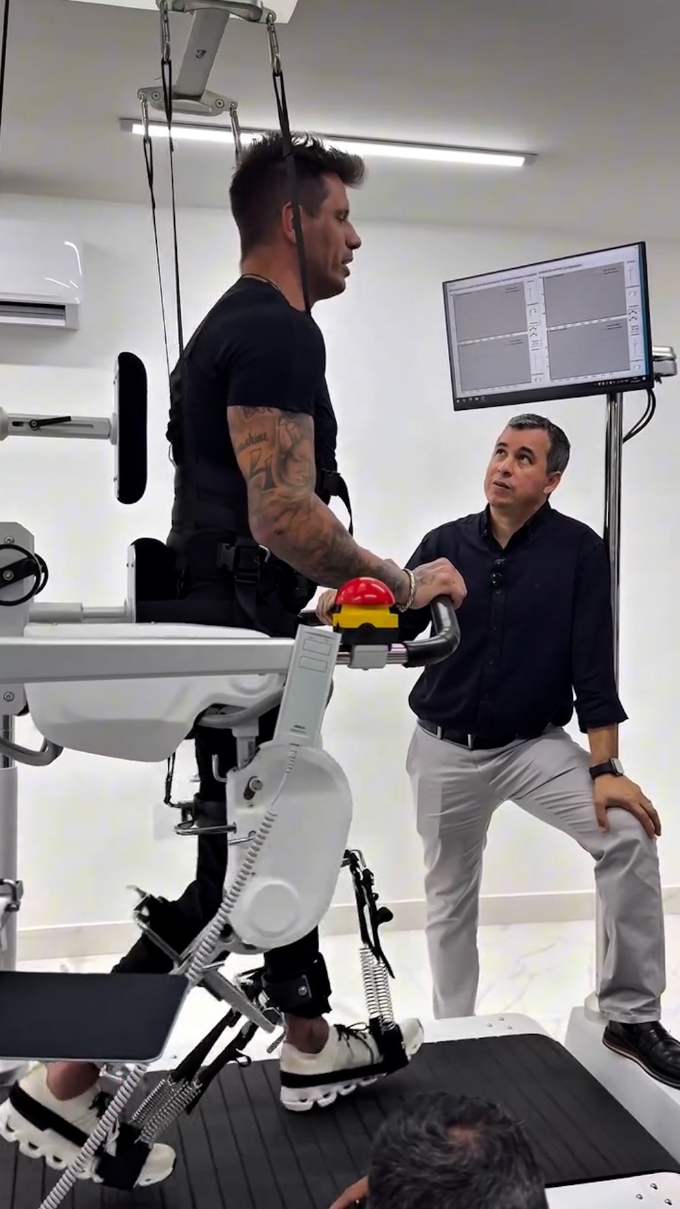 Fernando Fernandes usa exoesqueleto robótico de alta tecnologia para treinar caminhada — Foto: Reprodução/Instagram