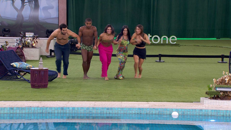 Brothers pulam na piscina após permanência de Isabelle no BBB 24 — Foto: Globo
