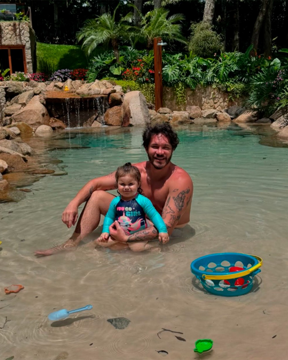 Eliezer curte dia de sol com a filha Lua — Foto: Reprodução