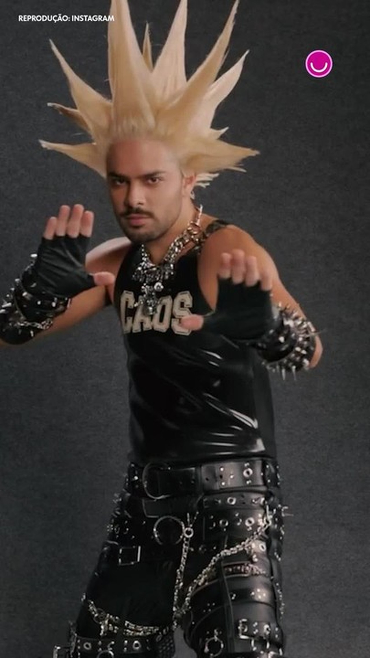 Pedro Sampaio se fantasia de Supla para show de Carnaval em São Paulo