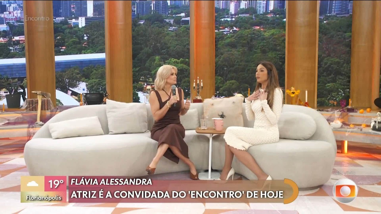 Flávia Alessandra chora ao revisitar carreira: 'Acho bom eu não me acostumar'