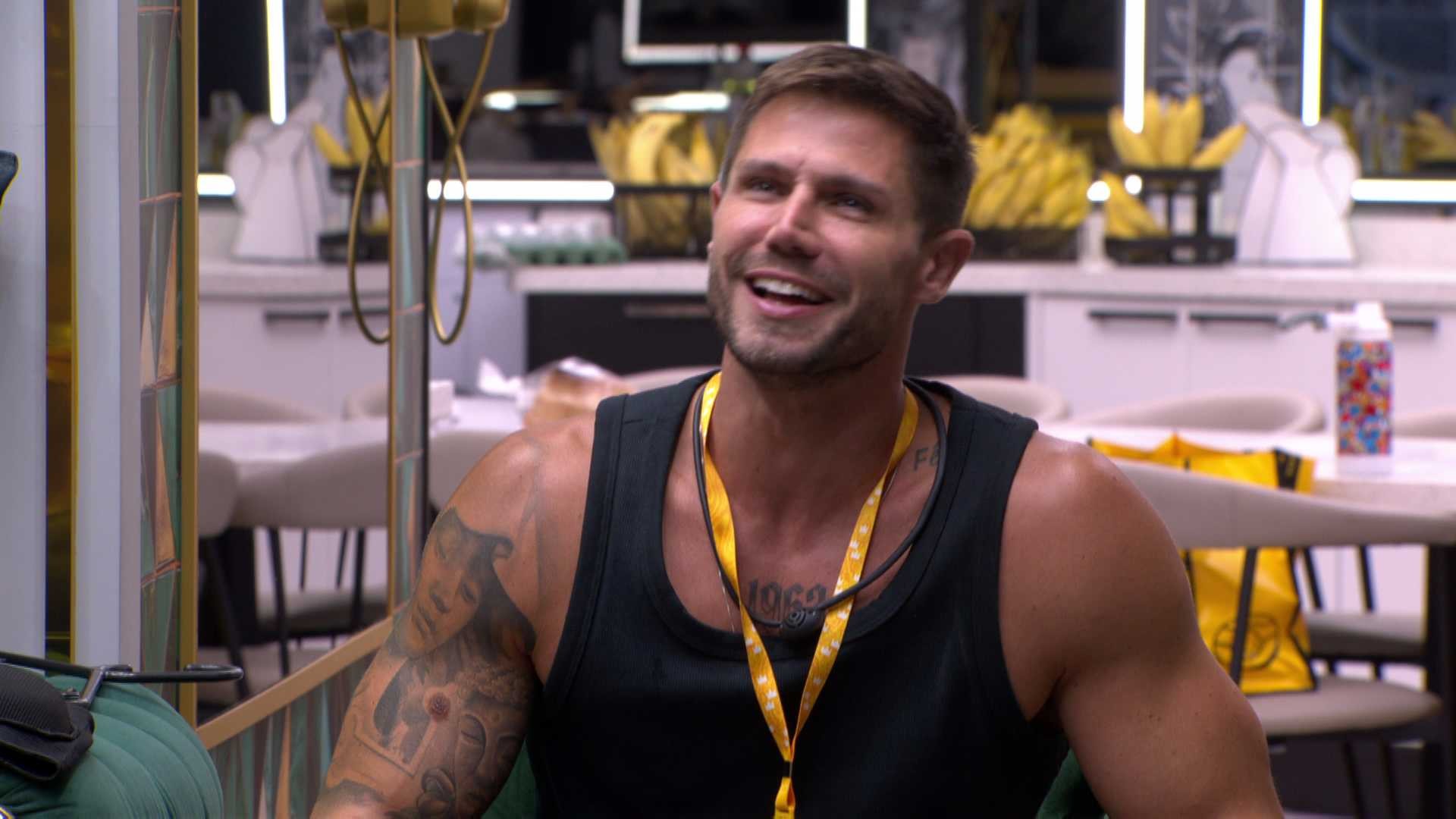 No BBB 26, Tadeu Schmidt parabeniza Jonas Sulzbach por seu aniversário de 40 anos