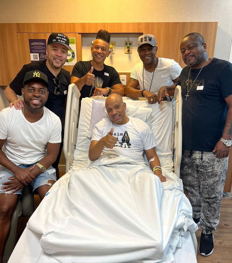 Anderson Leonardo no hospital com os integrantes do Molejo  Foto: Redes sociais/Reproduo