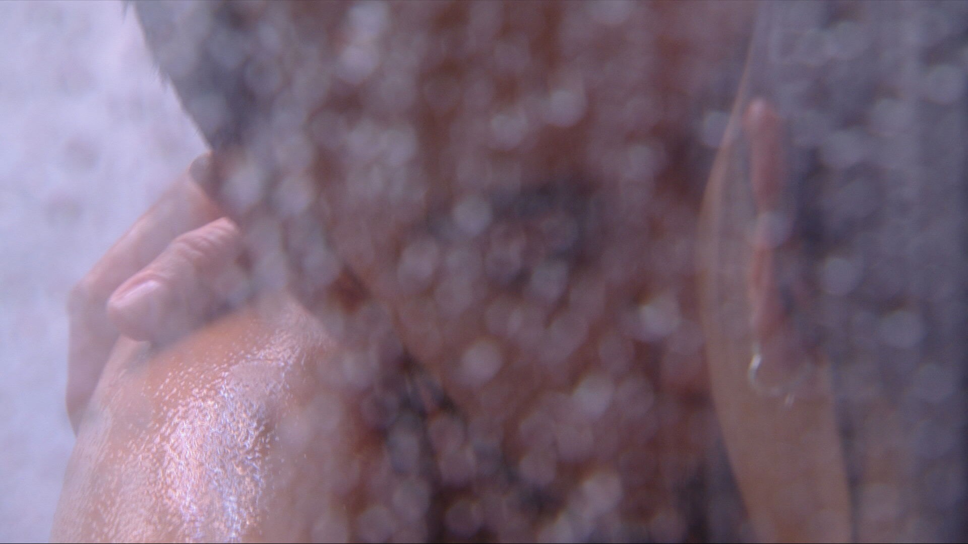 Maike e Renata tomam banho juntos e trocam beijos no BBB 25