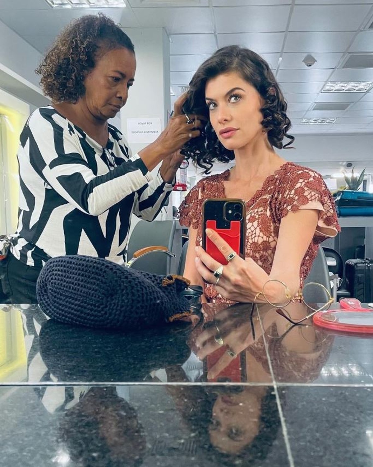 Alinne Moraes mostra novo visual para novela 'Guerreiros do Sol