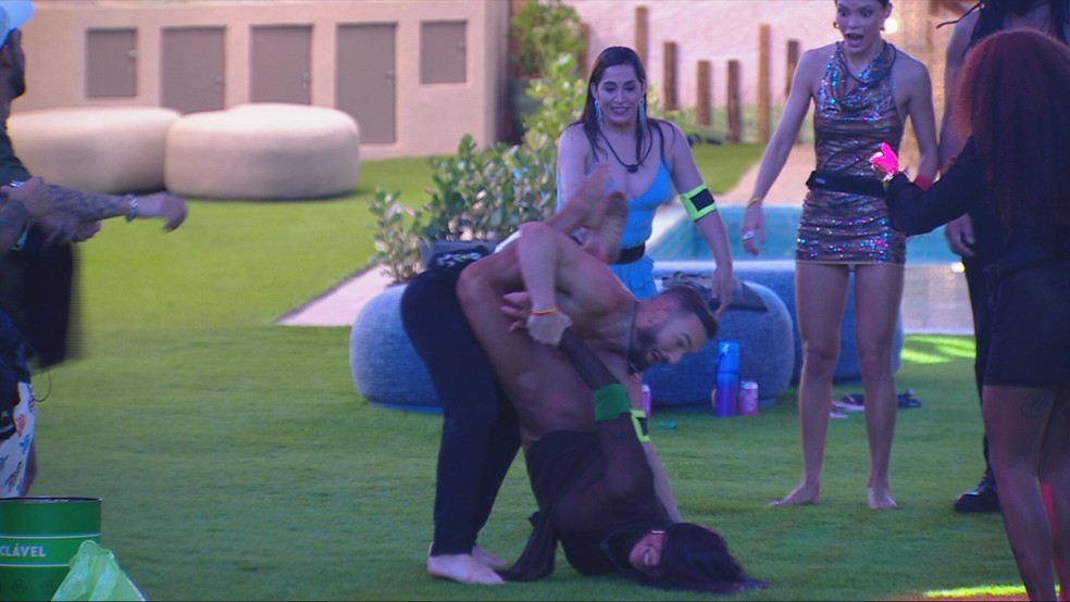 Gracyanne Barbosa se desequilibra e cai no chão após brincadeira de Diego Hypolito — Foto: Globo