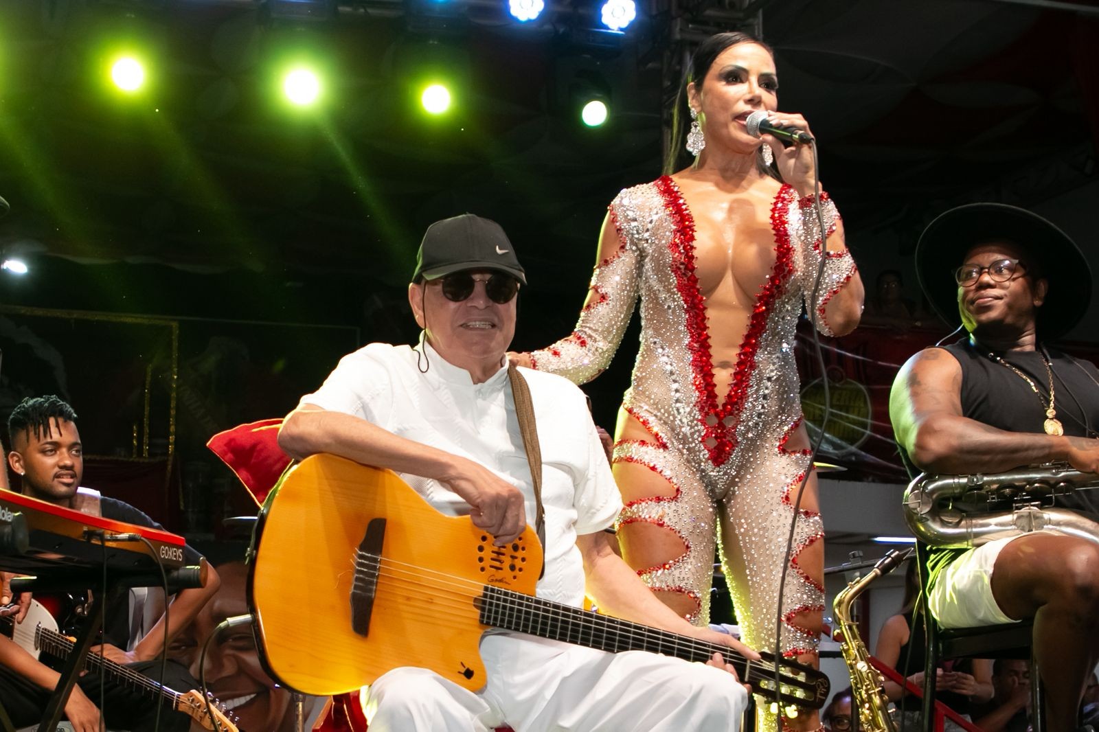 Rainha da Estácio de Sá sobe ao palco e canta com Bebeto