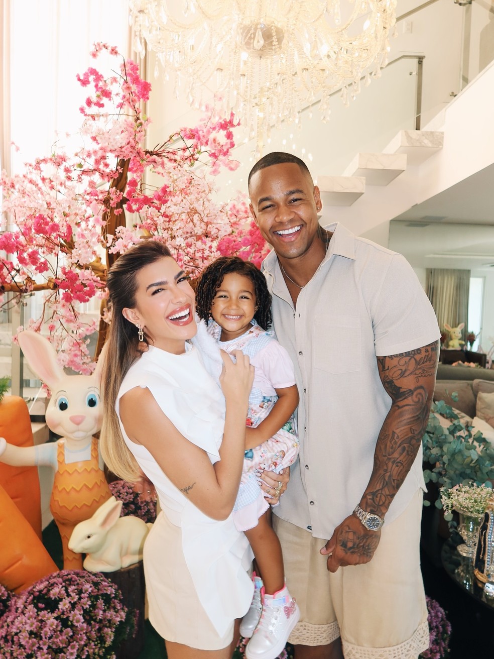 Lore Improta e Léo Santana com a filha — Foto: Reprodução/Instagram