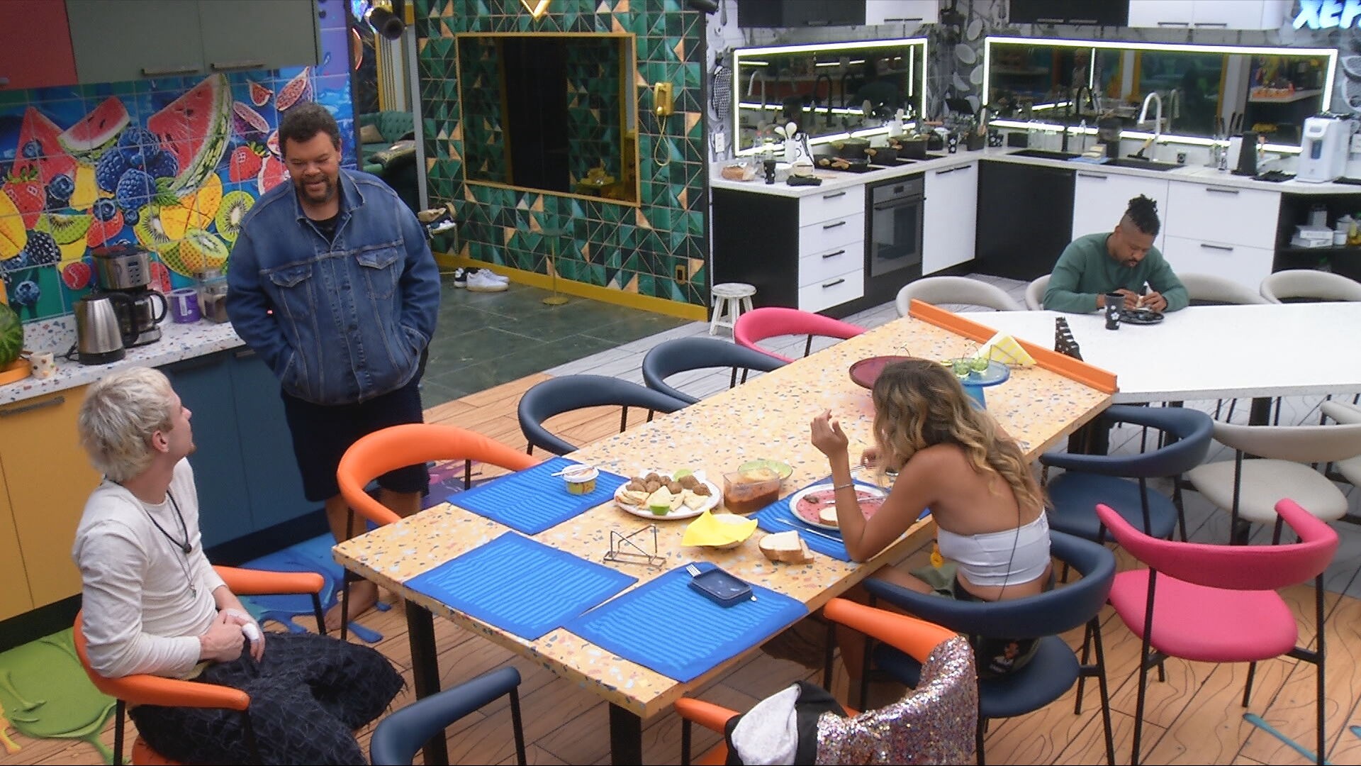 Babu Santana relembra que já cantou com Marina Sena, e Juliano Floss rasga elogios à namorada