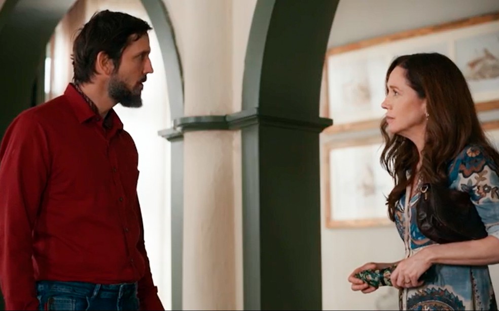 Em Renascer, Egídio pede perdão à esposa — Foto: Globo