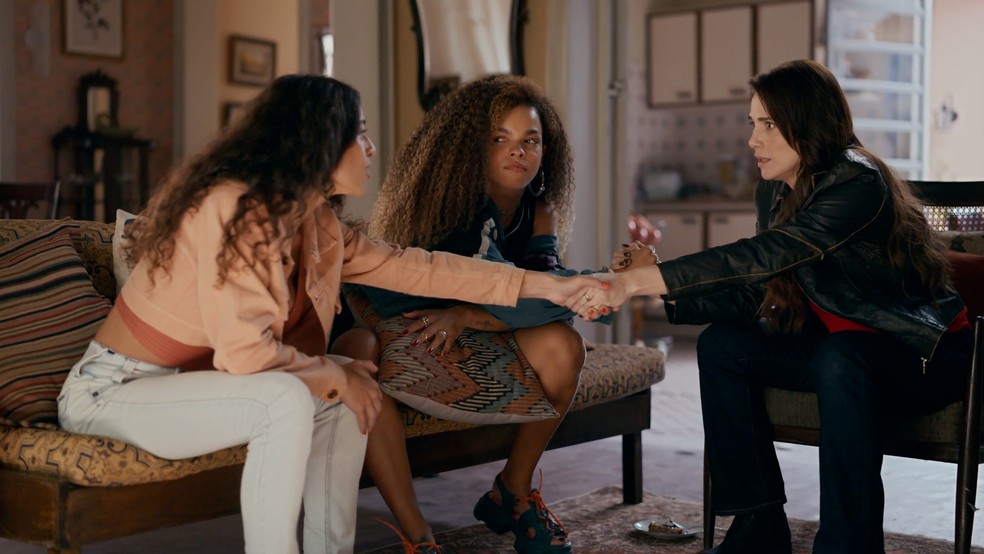 Lyris e Nancu ajudam Adriana no plano de comprar a parte de Ulisses na joalheria em Quem Ama Cuida — Foto: Globo