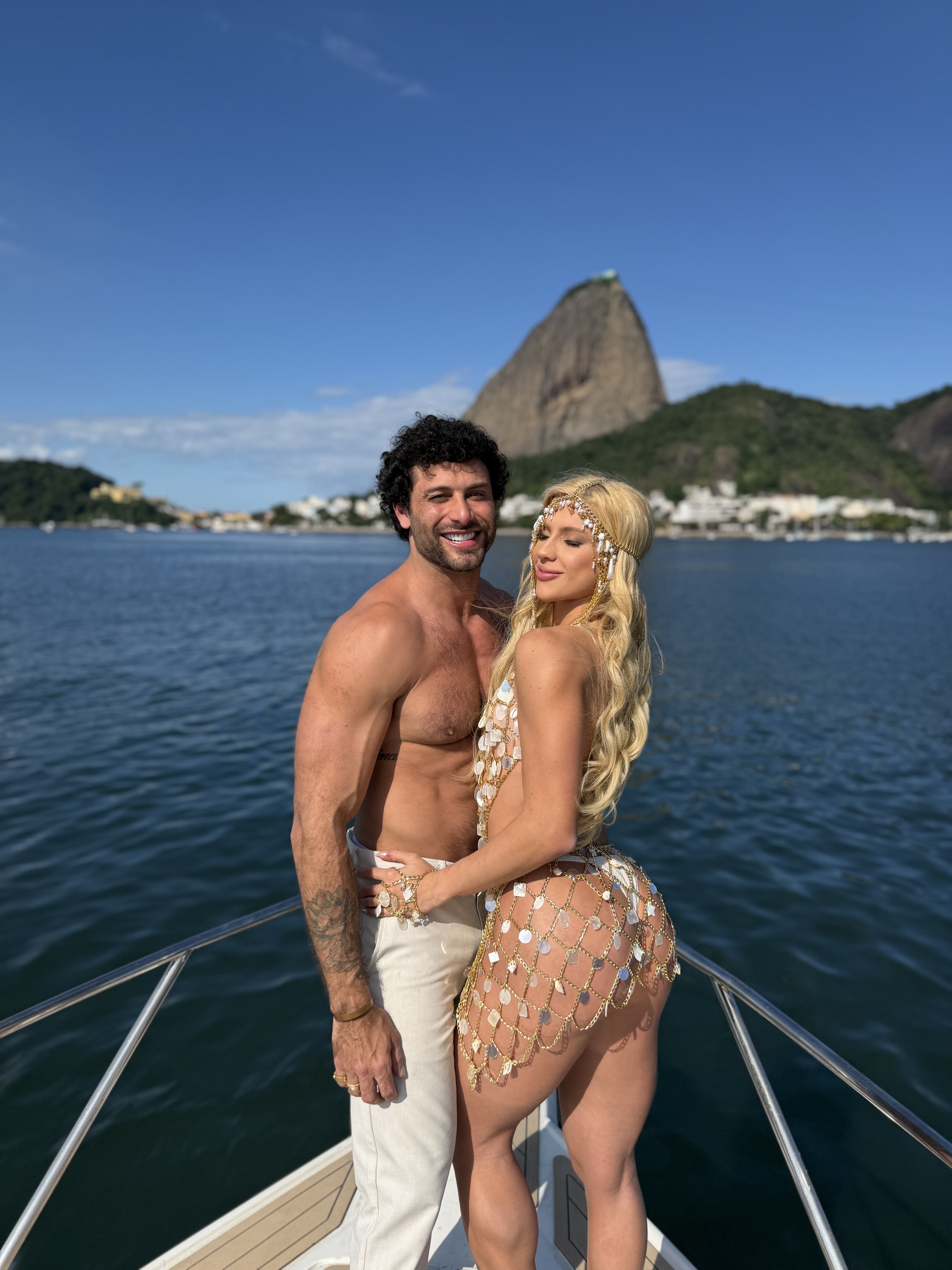 Jesus Luz celebra o aniversário de 23 anos da namorada, Rafaela Mesquita, em alto-mar